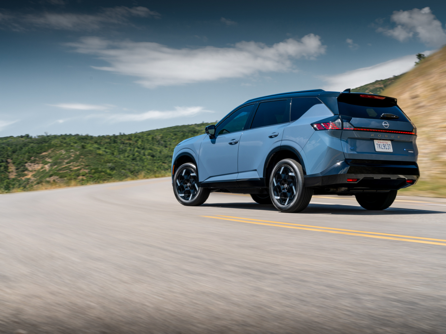 SMALL_2027 Nissan Rogue Hybrid-28